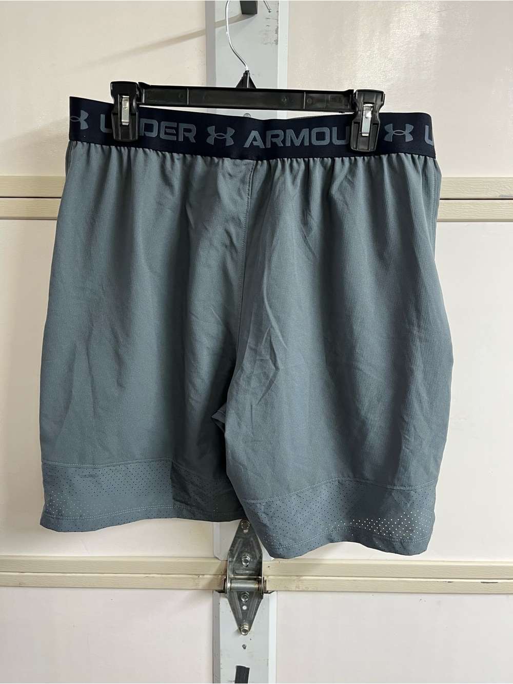 Under Armour Men's Light Gray shorts with Black Branded Waistband & pockets